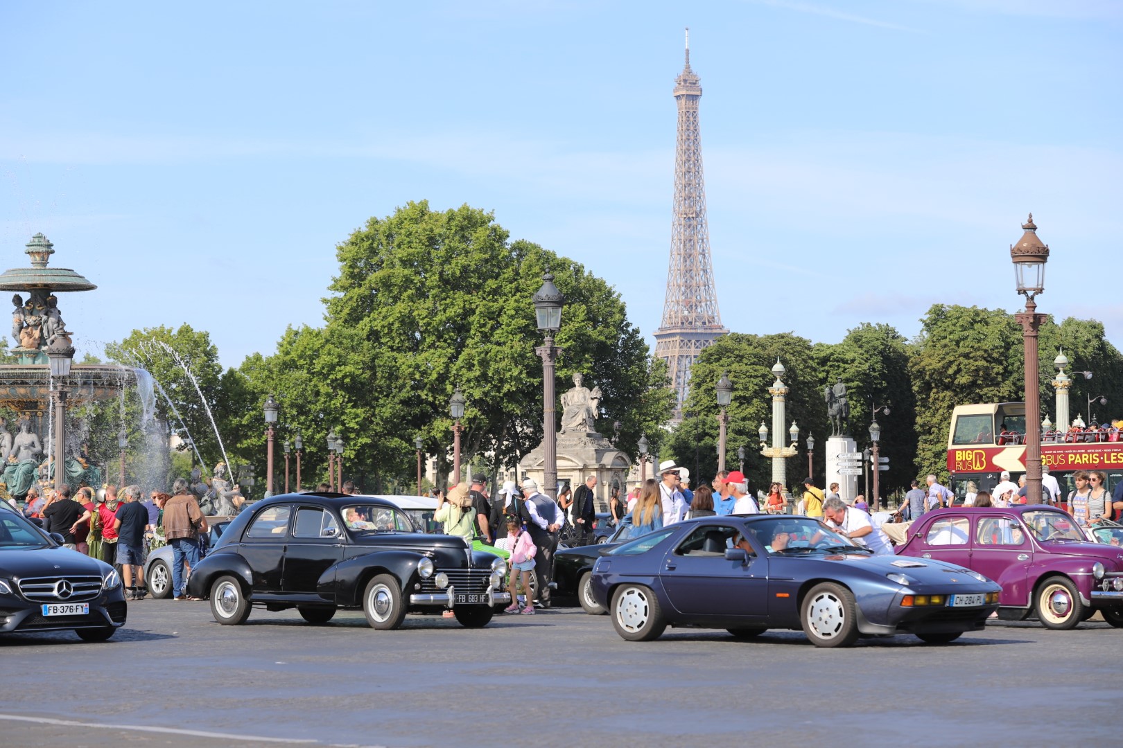 La Traversée de Paris sees thousands of classic vehicles cross