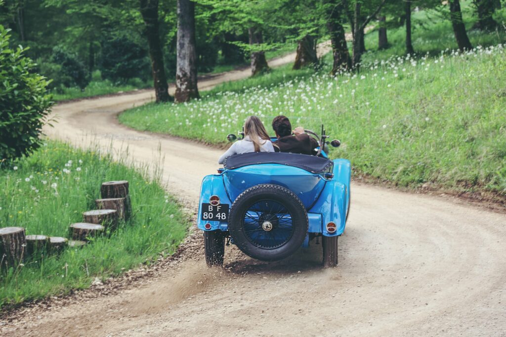 Magneto Tours: Château Edition - Car on road