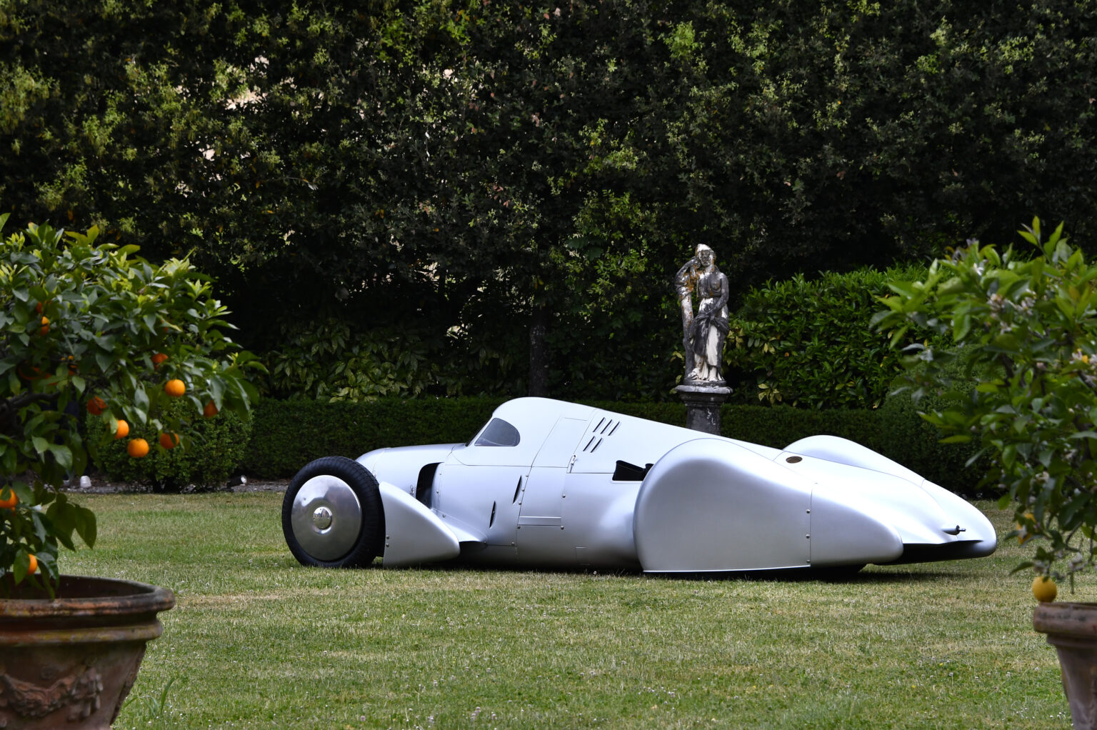 Auto Union's streamliner revealed at the scene of its record run - Magneto